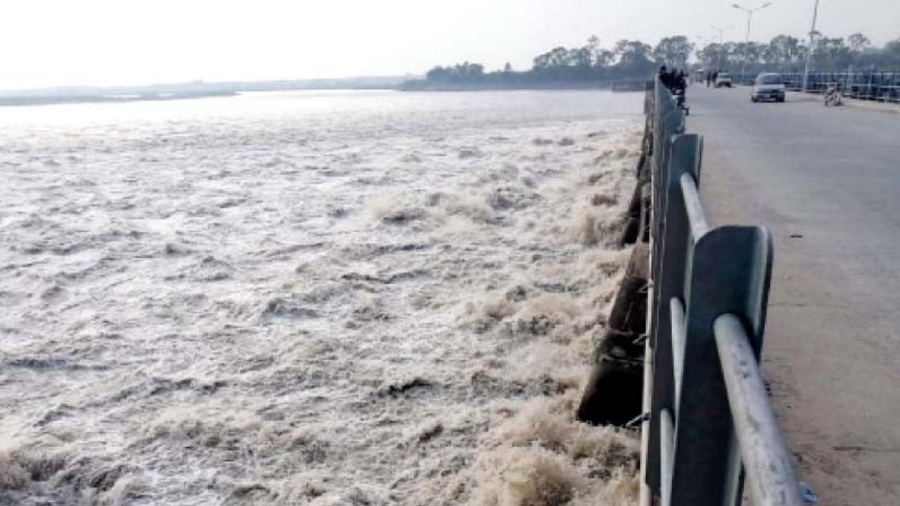 India's water terrorism leads to high levels of water in Chenab River; residents advised to evacuate